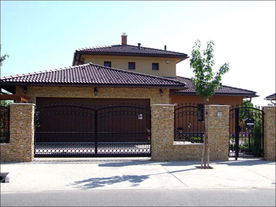 Dunaharaszti, Szilágyi Sándor utca: széles bordás ECOTOR típusú, fadekor garázskapu és ház távolról fotózva